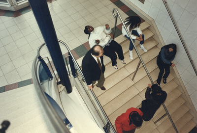 360068 Afbeelding van enkele personen in het trappenhuis, vermoedelijk in de opgang van de Catharijnesingel naar het ...